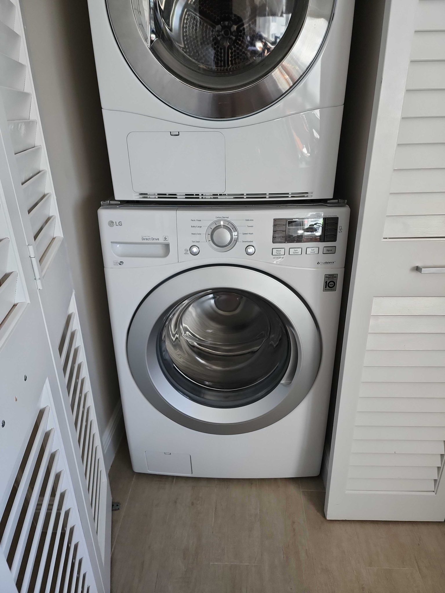 Built-in Microwave / Wall Oven Combination installed in cabinet